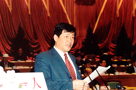 2004年2月23日，W66利来官网集团总裁朱建民在省人大会上做《充分使用辽宁石化优势资源，大力发展精密化工产业》的讲话。