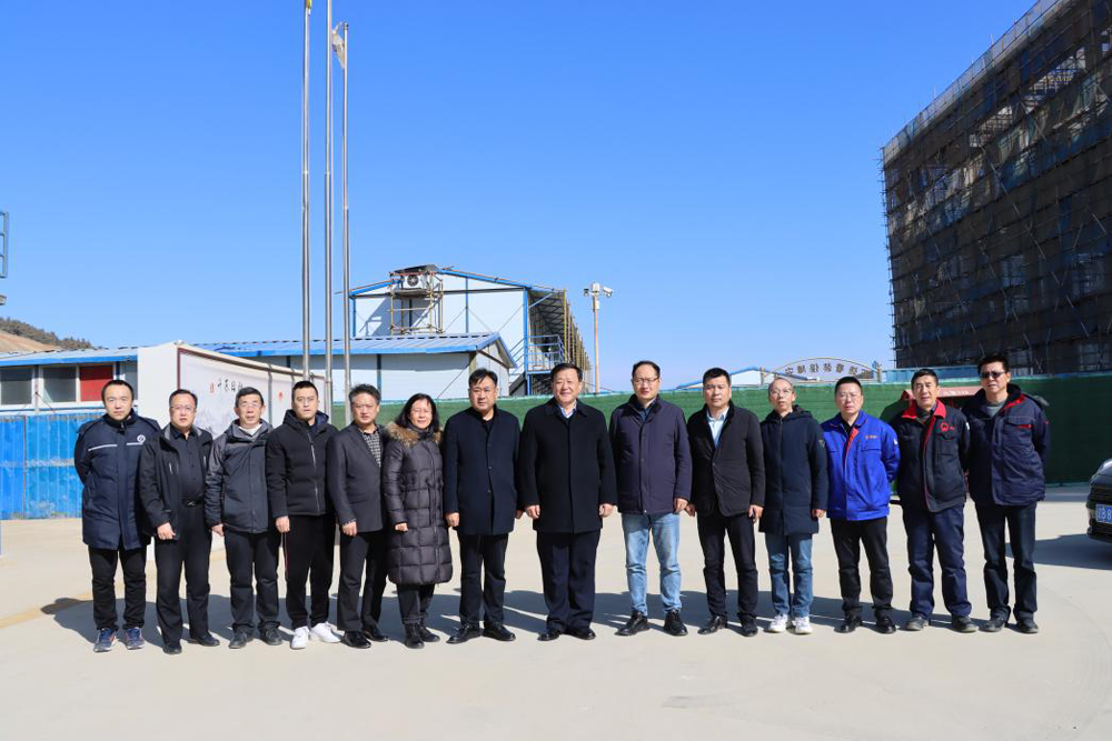 董事局主席探望大连华一锂电建设团队.png 董事局主席探望大连华一锂电建设团队.png