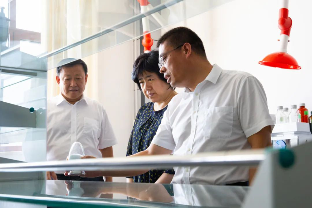 朱建民接待辽阳市委书记白英到W66利来官网药业调研.png 朱建民接待辽阳市委书记白英到W66利来官网药业调研.png